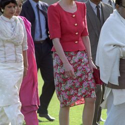 Lady Di con un conjunto rosa de chaqueta y falda