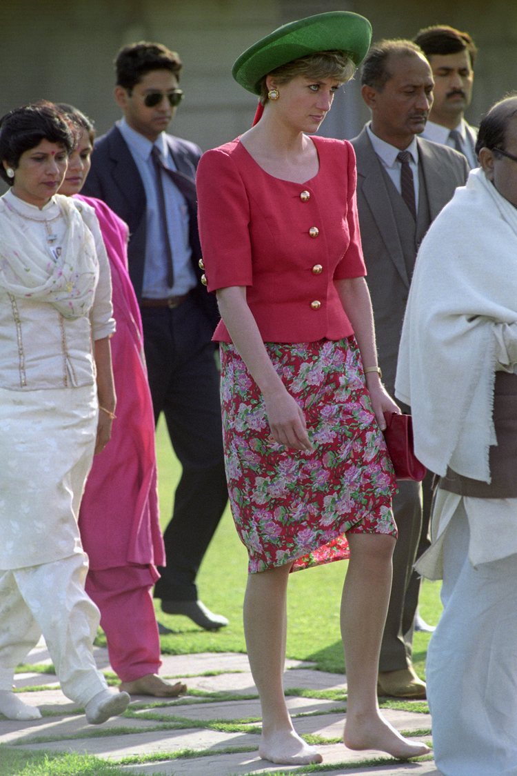 Lady Di con un conjunto rosa de chaqueta y falda