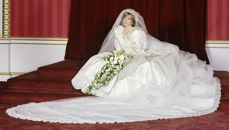 Lady Di con su vestido de novia