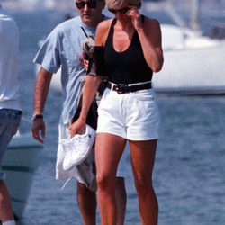 Lady Di con body negro y shorts blancos