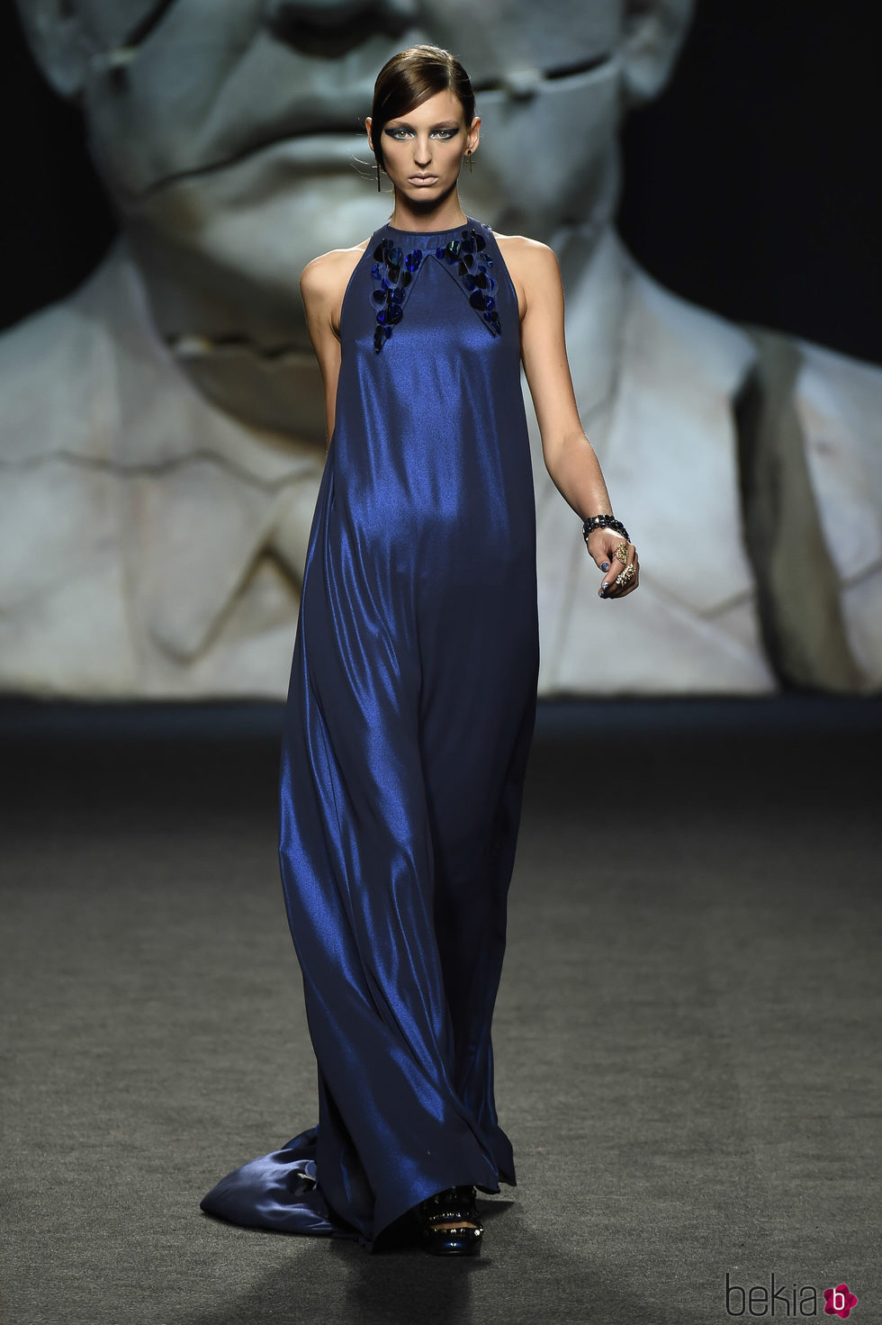 Vestido azul largo de Ana Locking primavera/verano 2018 para Madrid Fashion Week