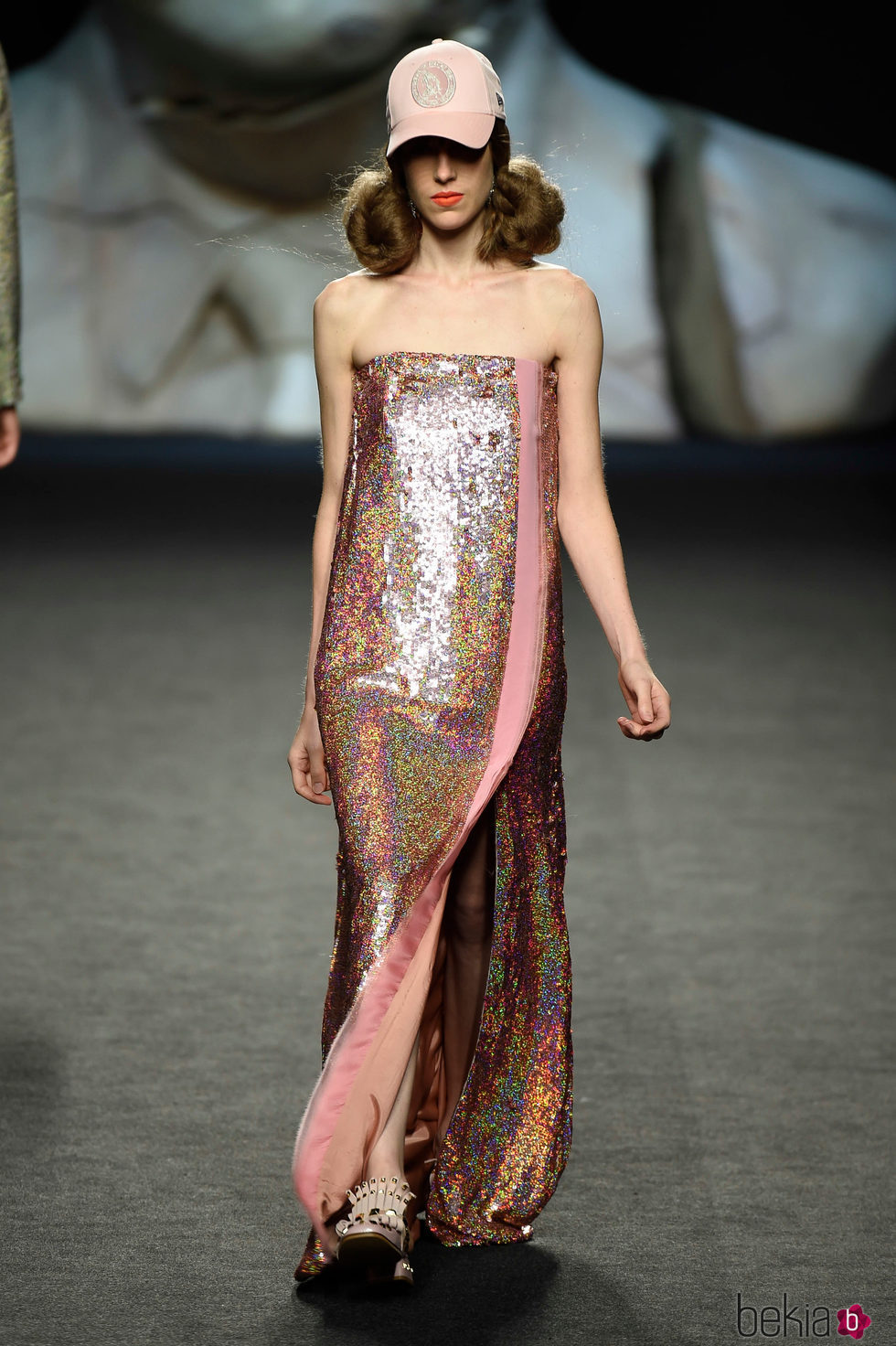 Vestido rosa brillante de Ana Locking primavera/verano 2018 para Madrid Fashion Week