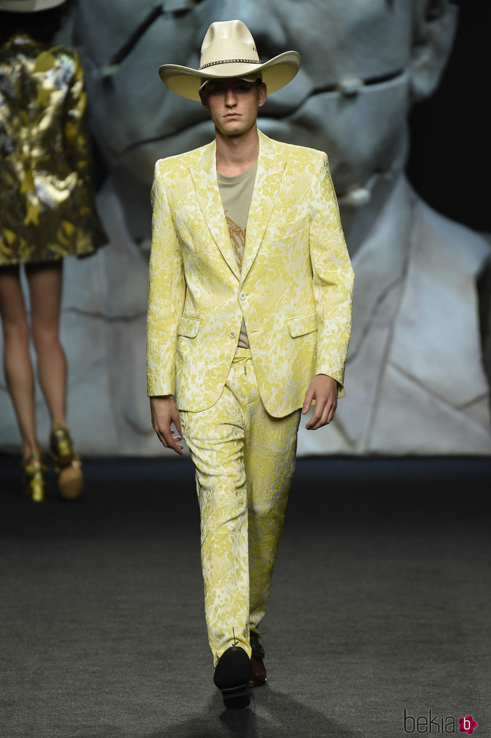 Traje amarillo bordado de hombre de Ana Locking primavera/verano 2018 para Madrid Fashion Week