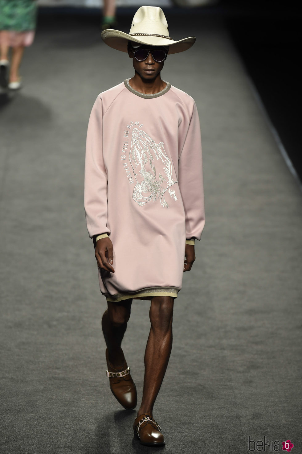 Sudadera larga rosa de hombre de Ana Locking primavera/verano 2018 para Madrid Fashion Week