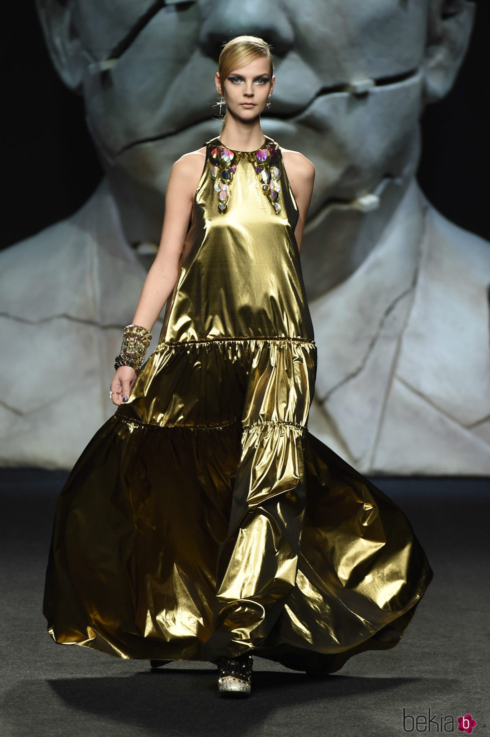 Vestido largo dorado de Ana Locking primavera/verano 2018 para Madrid Fashion Week