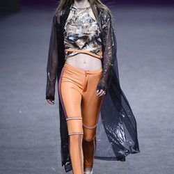 Pantalón naranja de Custo Barcelona primavera/verano 2018 en la Madrid Fashion Week