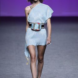 Vestido mini azul de Custo Barcelona primavera/verano 2018 en la Madrid Fashion Week