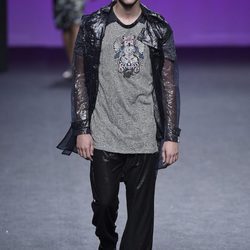 Chaqueta de plástico transparente de Custo Barcelona primavera/verano 2018 en la Madrid Fashion Week