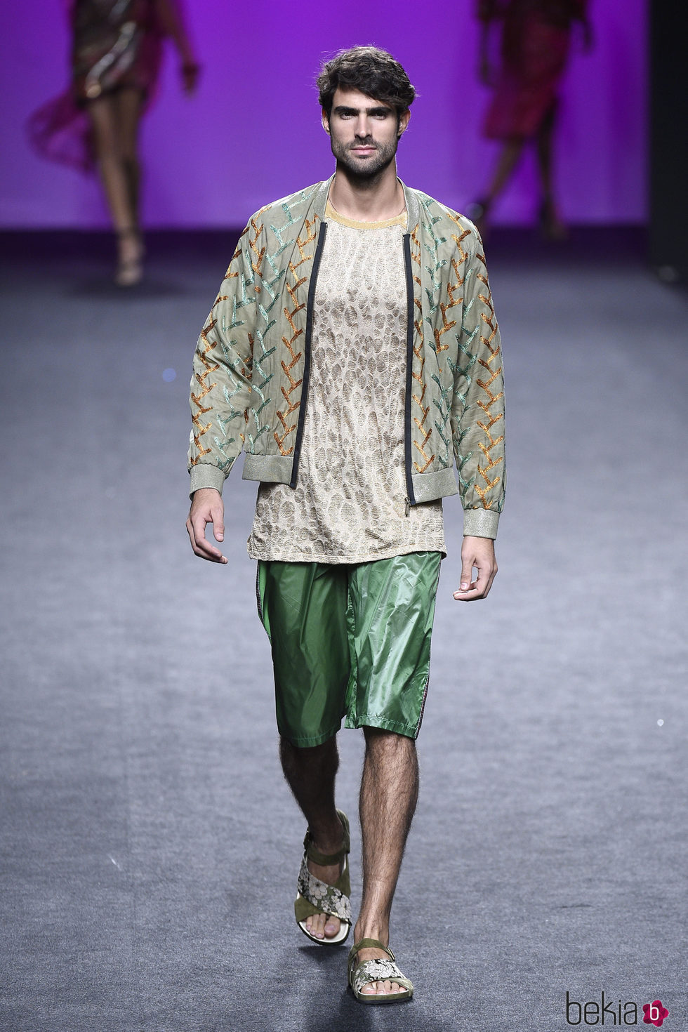 Bermudas verdes de Custo Barcelona primavera/verano 2018 en la Madrid Fashion Week