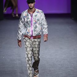 Look metalizado de Custo Barcelona primavera/verano 2018 en la Madrid Fashion Week