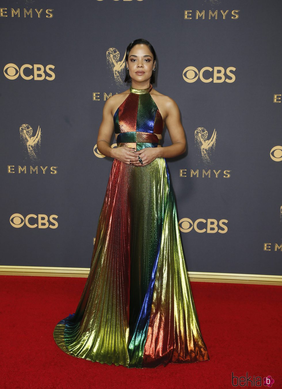 Tessa Thompson con un vestido de pliegues en la alfombra roja de los Premios Emmy 2017