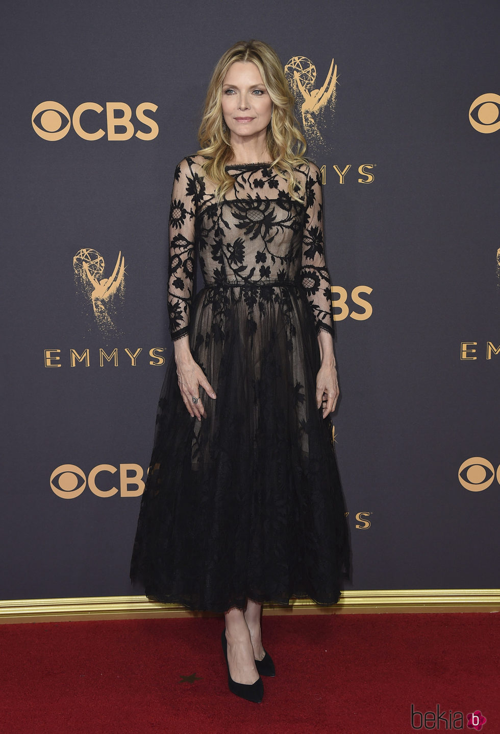 Michelle Pfeiffer con un vestido de Oscar de la Renta en la alfombra roja de los Premios Emmy 2017