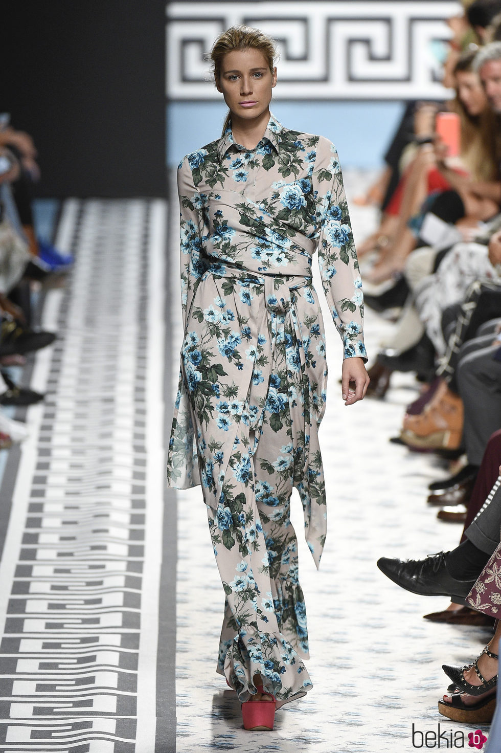 Vestido de flores azules de Jorge Vázquez primavera/verano 2018 en la Madrid Fashion Week