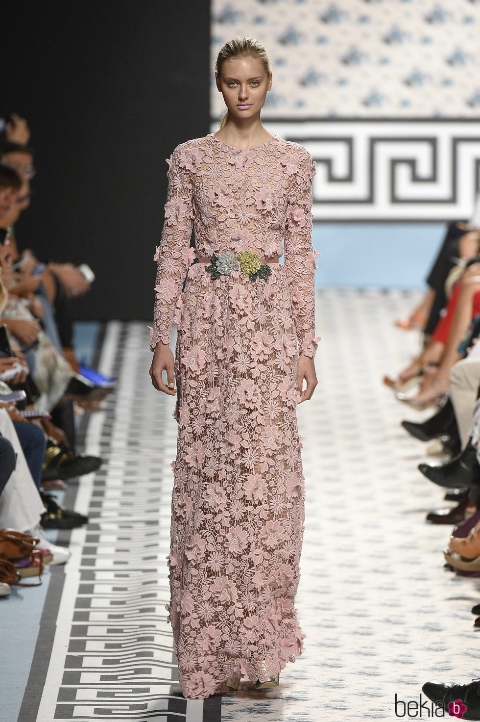 Vestido largo rosa de Jorge Vázquez primavera/verano 2018 en la Madrid Fashion Week