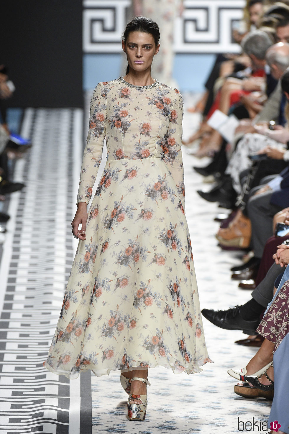 Vestido blanco con flores de Jorge Vázquez primavera/verano 2018 en la Madrid Fashion Week