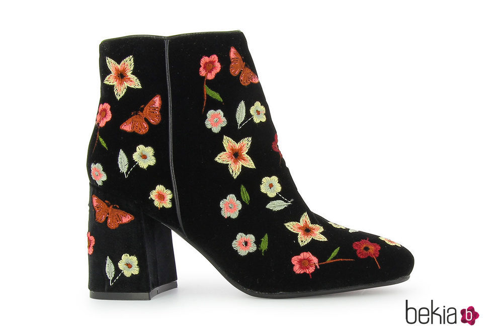 Botines negros con detalle floral de la campaña de Alma en Pena para otoño/invierno 2017/2018