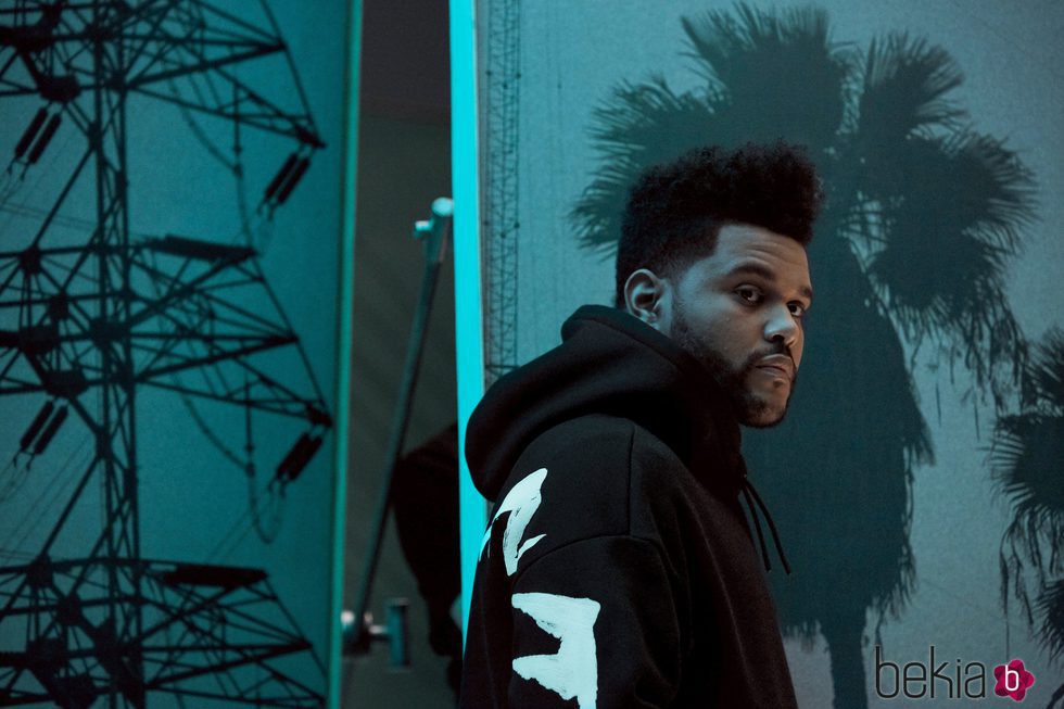 Sudadera negra con letras blancas de la colección de H&M con The Weeknd otoño/invierno 2017/2018