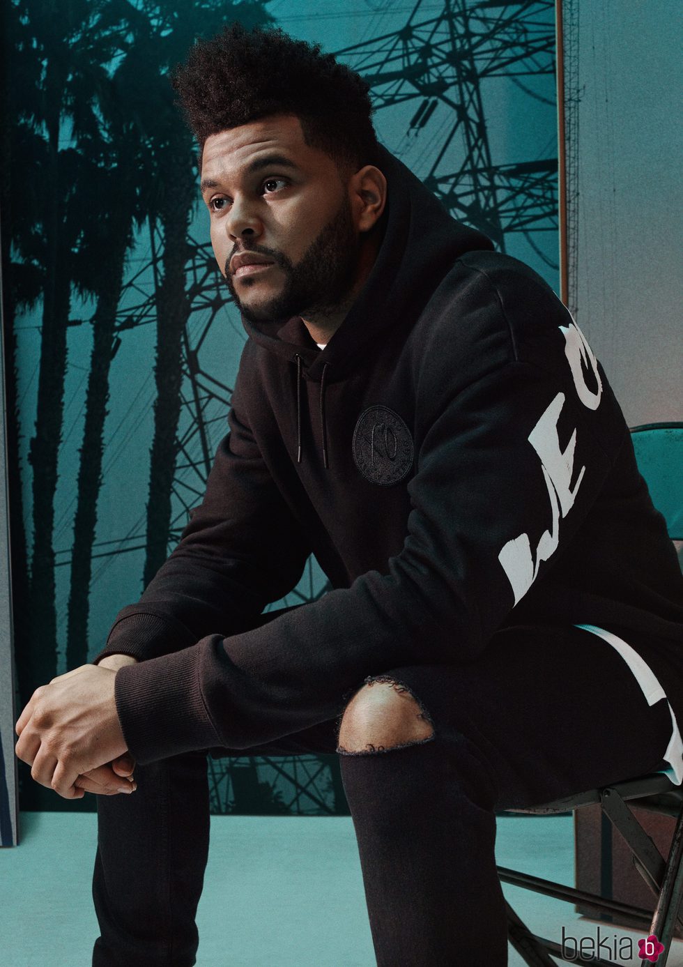 The weeknd posa con sudadera negra de la nueva campaña con H&M otoño/invierno 2017/2018