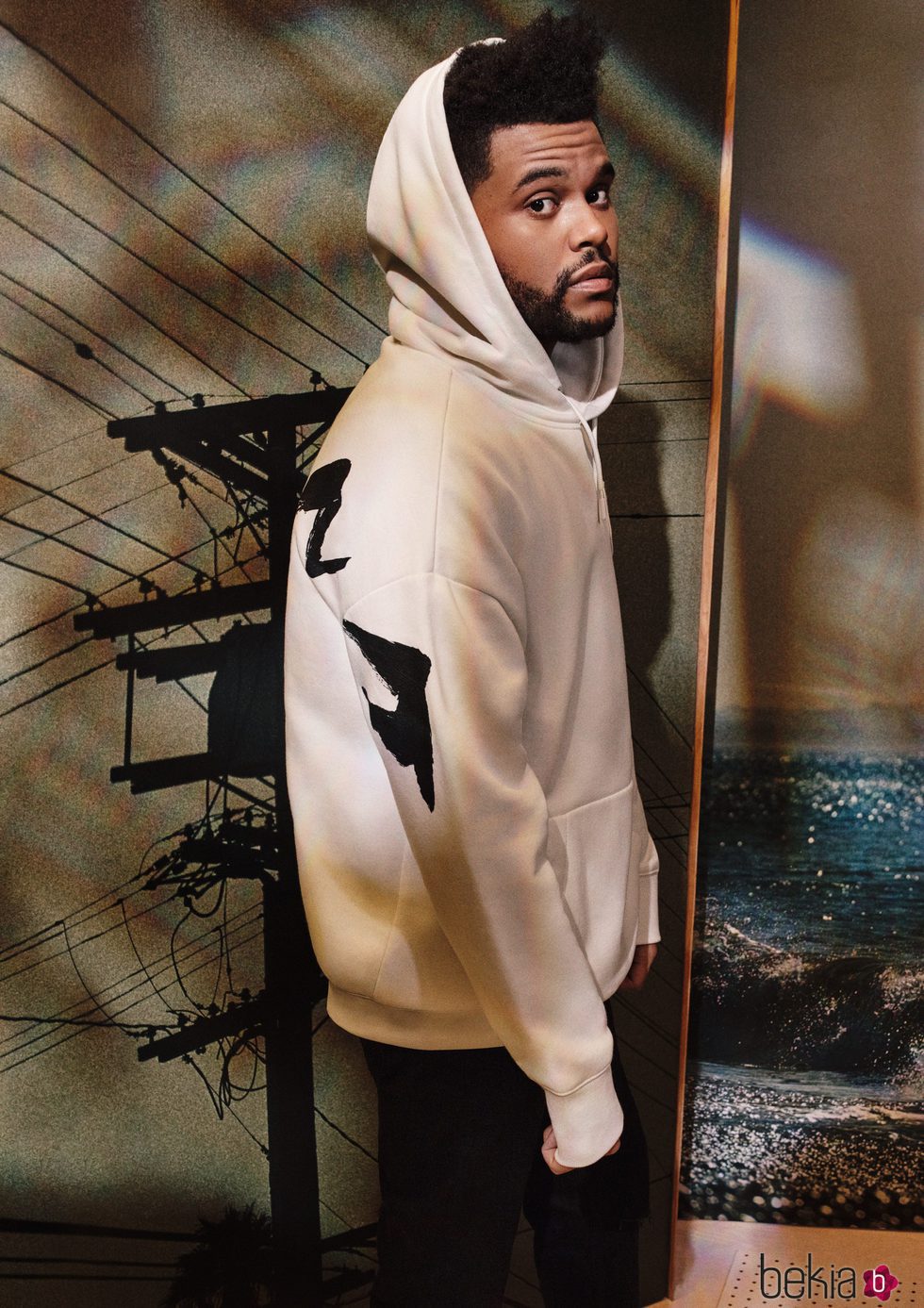 The weeknd posa con una sudadera de color blanco para la nueva colección suya con H&M otoño/invierno 2017/2018