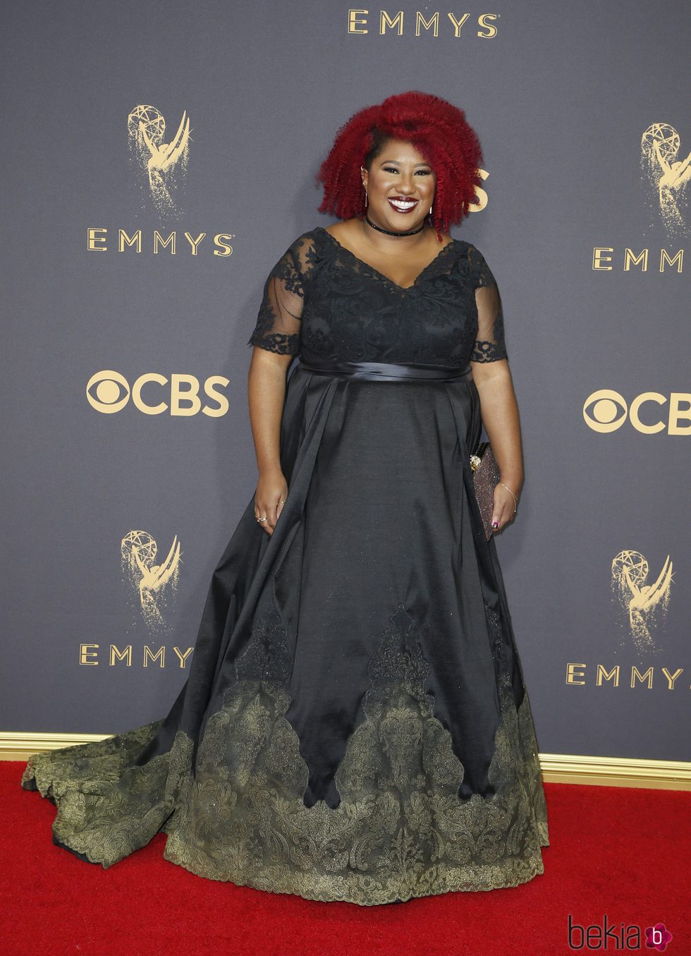 Ashley Nicole Black con un vestido verde en los Emmy 2017