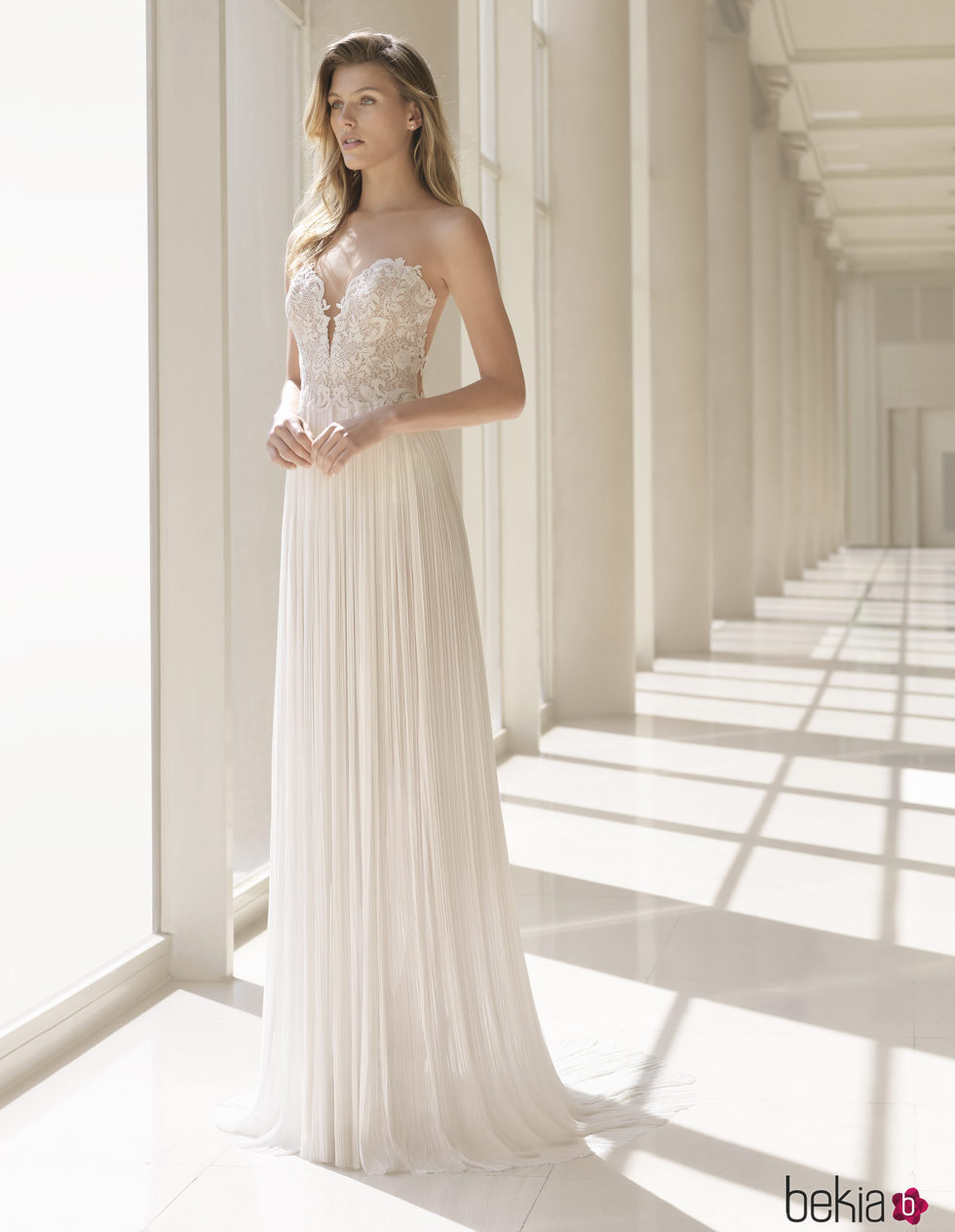 Vestido de novia con escote en la espalda de Rosa Clará colección 2018