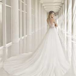 Vestido de novia con falda amplia de Rosa Clará colección 2018