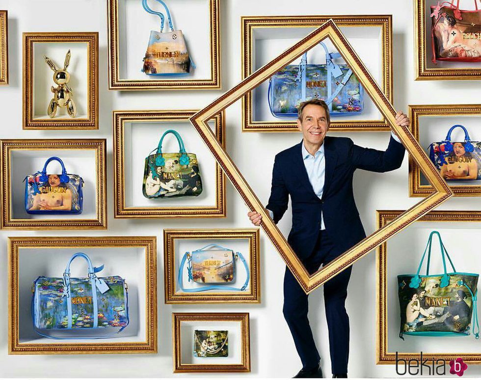 Jeff Koons posando con los diseños de la colección ' #LVxKoons'