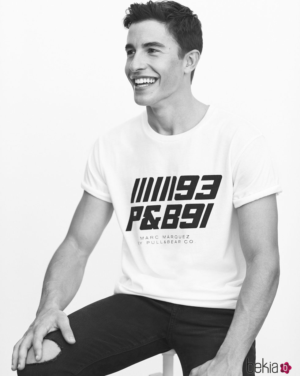 Marc Márquez sonriendo con camiseta de su colección cápsula para Pull&Bear