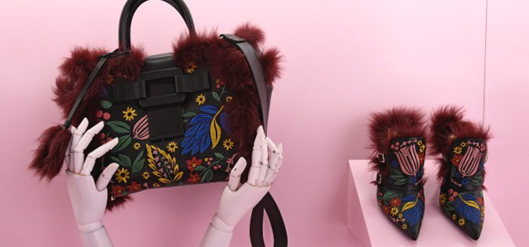 Bolso Pilgrim y zapatos de la colección 'Ottowoman' de Roger Vivier