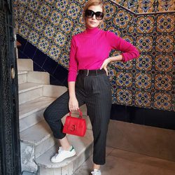 Miriam Giovanelli con jersey fucsia y bolso rojo