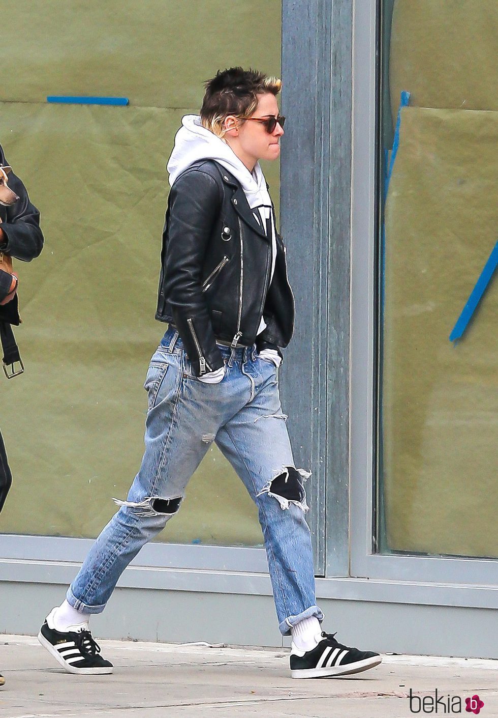 Kristen Stewart con calcetines blancos paseando por las calles de Nueva York