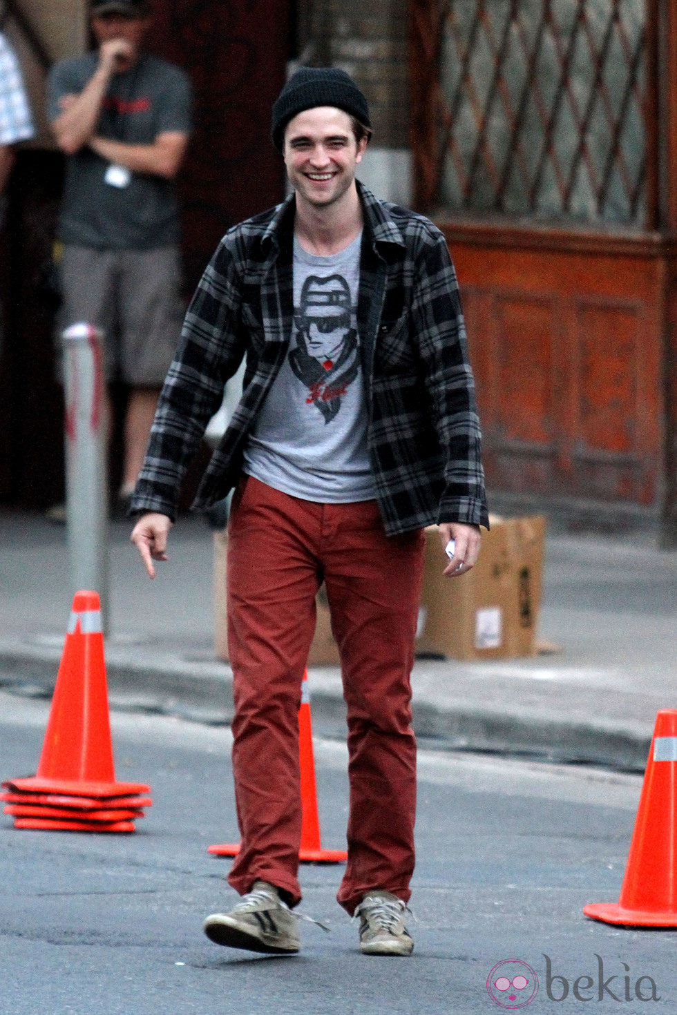 Robert Pattinson con una camisa de cuadros y pantalón rojo