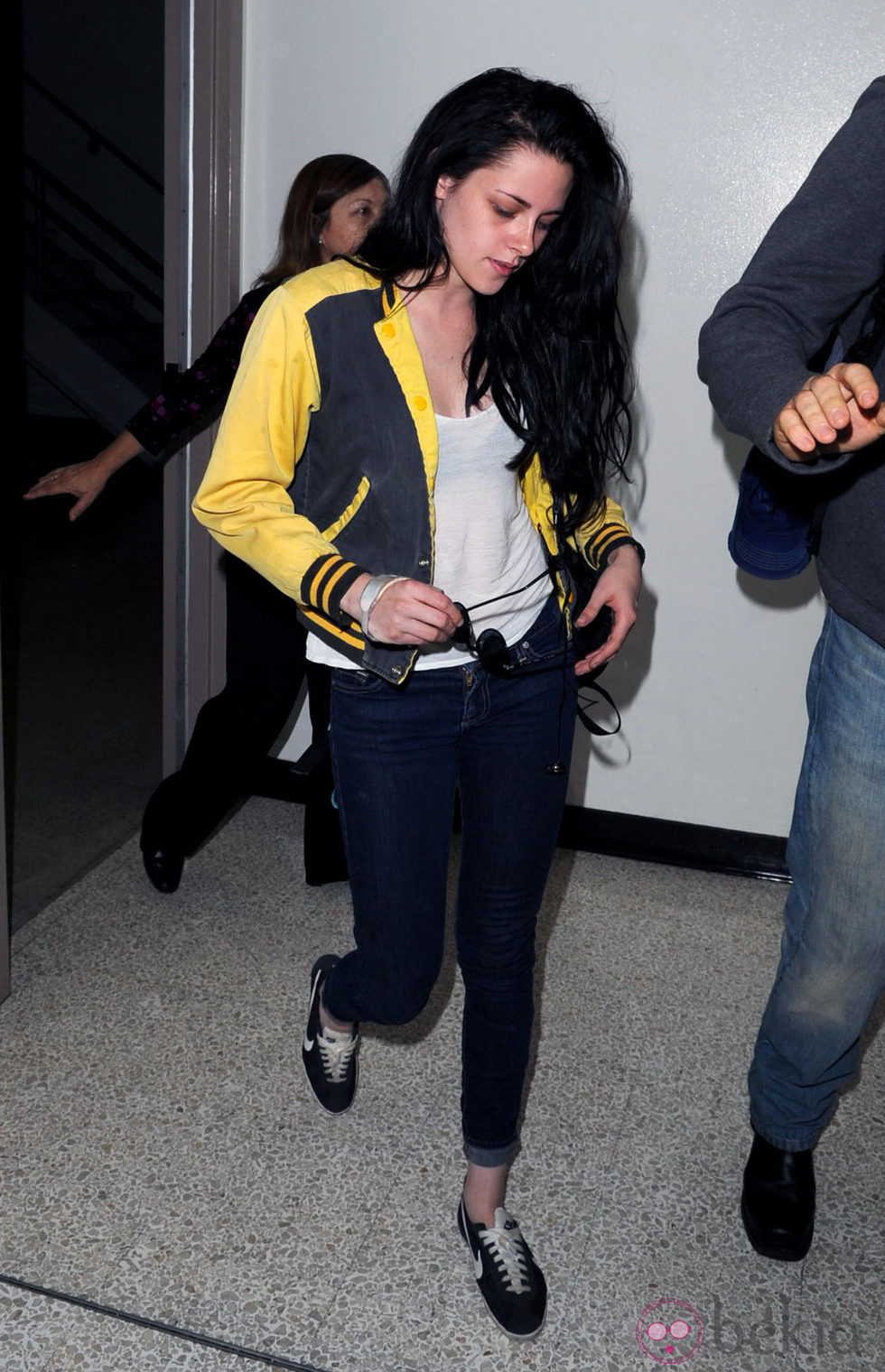 Kristen Stewart con jeans y chaqueta bomber