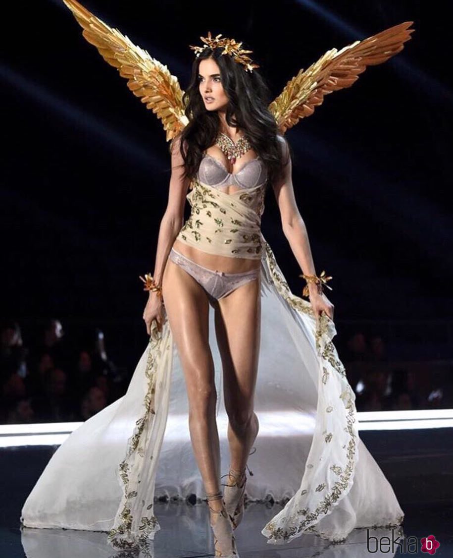 Blanca Padilla con las alas doradas en el desfile Victoria's Secret Fashion Show 2017 en Shanghai