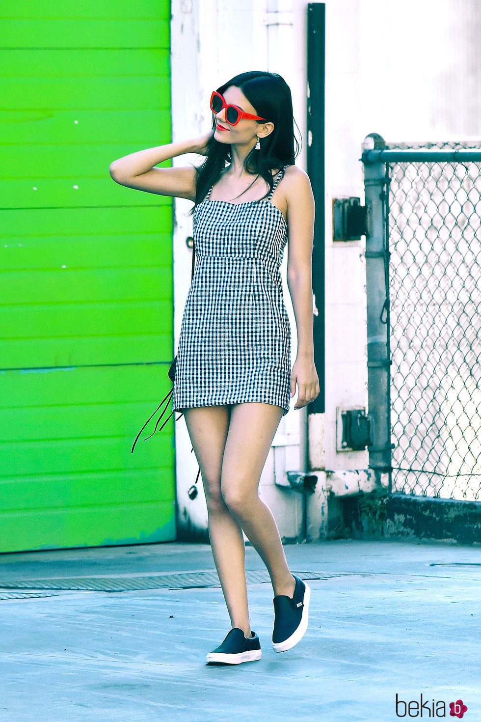 El street style con sneakers de Victoria Justice en Studio City