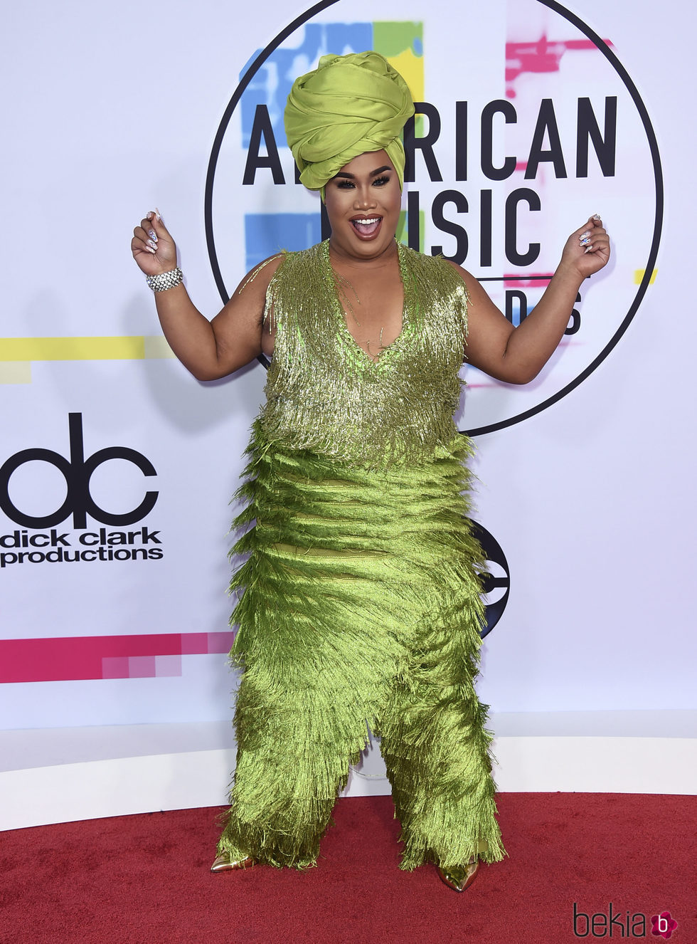 Patrick Starr con un mono verde de flecos en los American Music Awards 2017