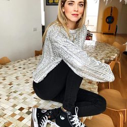 Chiara Ferragni luciendo su propia colección de zapatillas Converse