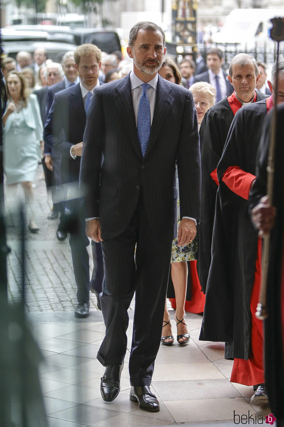 El Rey Felipe VI con traje a rayas en la Abadía de Westminter