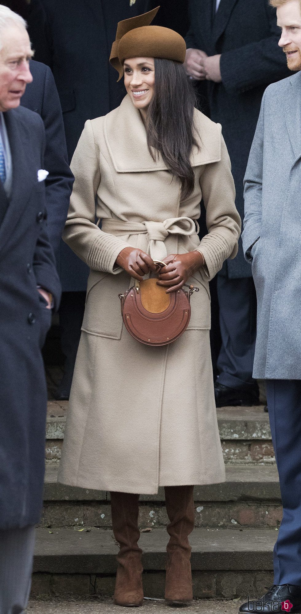 Meghan Markle con abrigo camel en la capilla de Sandringham con la Familia Real Británica