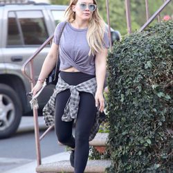 Hilary Duff con una camisa atada a la cintura paseando por Los Ángeles.