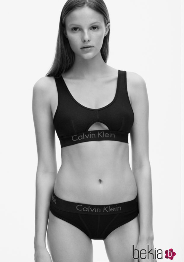 Ropa interior femenina en negra de la colección spring 2018 de Calvin Klein