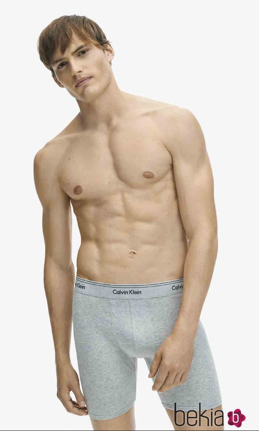 Calzoncillos más largos grises de la colección spring 2018 de Calvin Klein