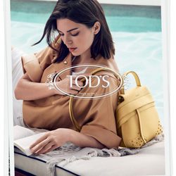 Blusa marrón y bolso amarillo de la campaña primavera/verano 2018 de Tod´s protagonizada por Kendall Jenner