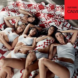 Ropa interior blanca de la colección Calvin Klein primavera/verano  protagonizada por las hermanas Kardashian