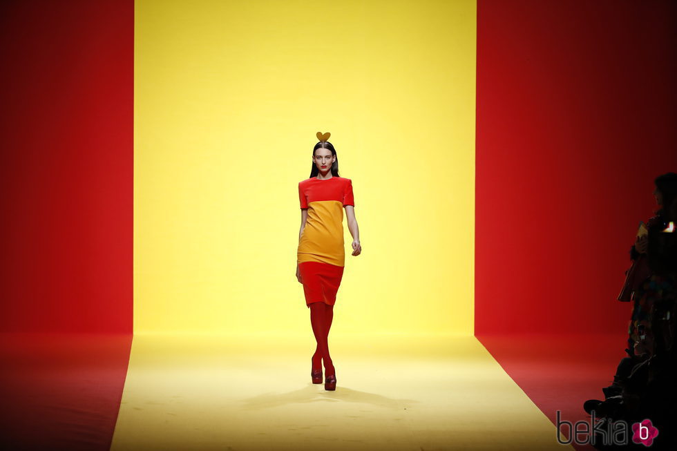 Vestido con la bandera de España de Ágatha Ruíz de la Prada otoño/invierno 2018/2019 en la Madrid Fashion Week