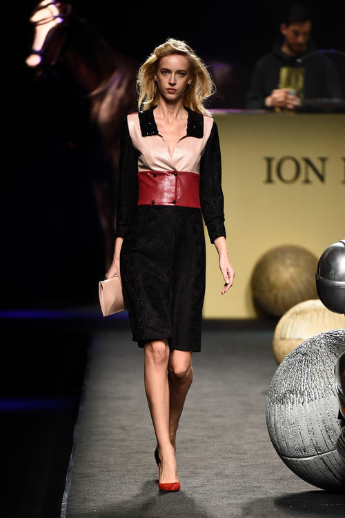 Vestido con cuello de Ion Fiz colección otoño/invierno 2018/2019 en Madrid Fashion Week