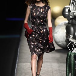 Vestido negro estampado de Ion Fiz colección otoño/invierno 2018/2019 en Madrid Fashion Week