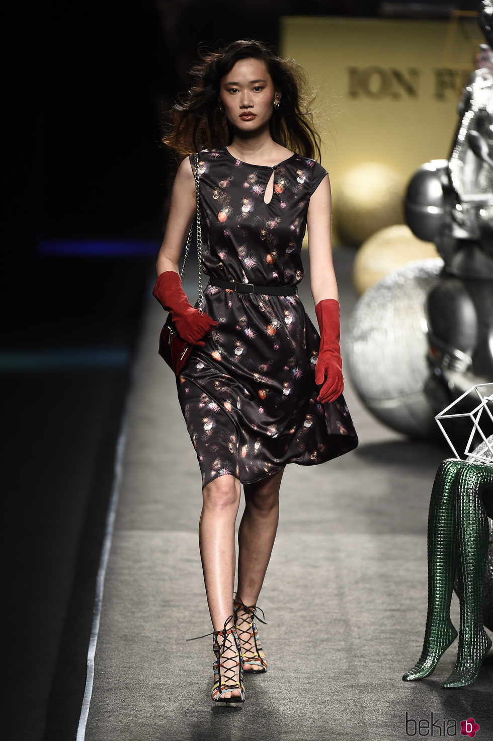 Vestido negro estampado de Ion Fiz colección otoño/invierno 2018/2019 en Madrid Fashion Week