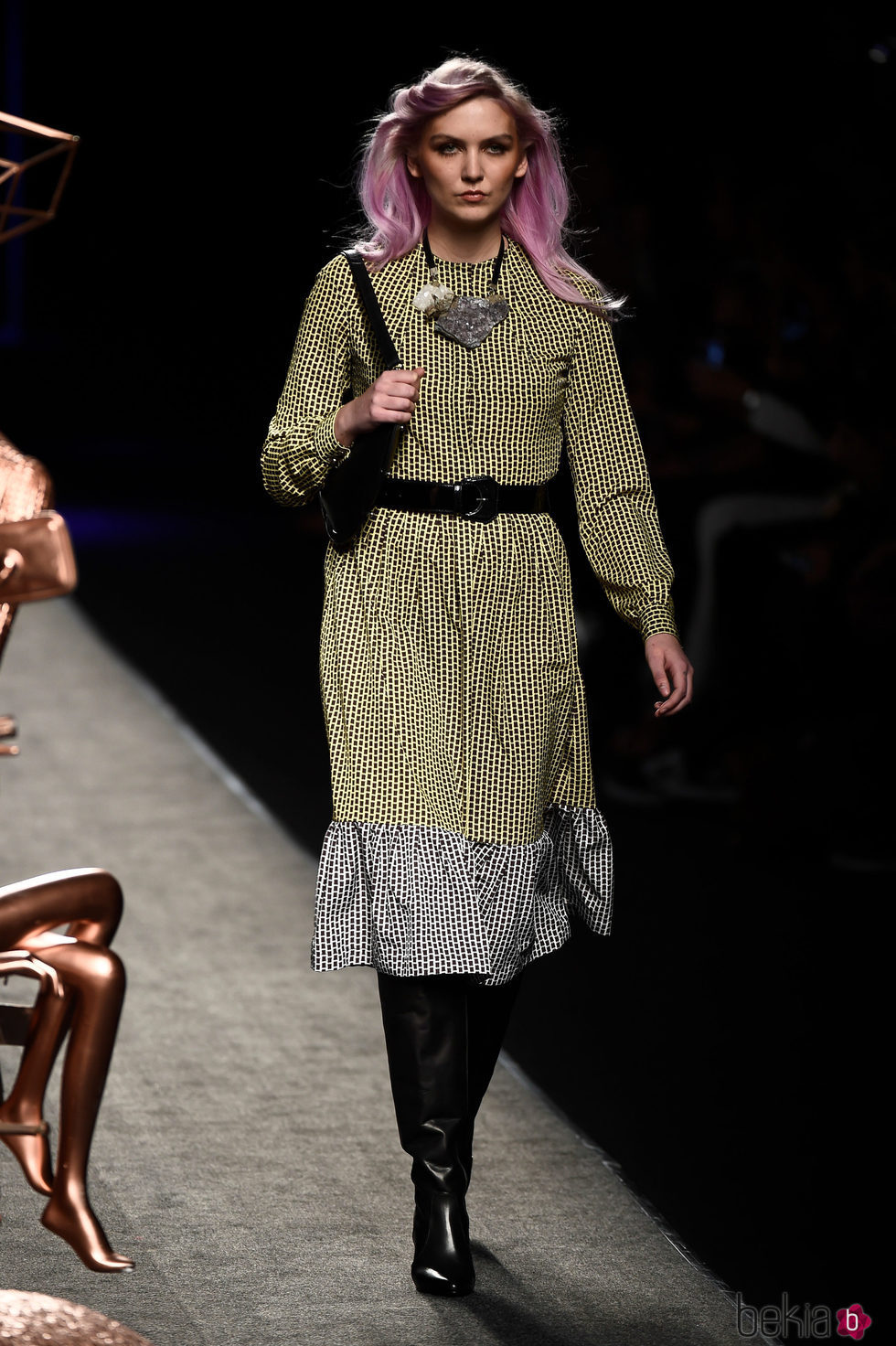 Vestido amarillo de cuadros manga larga de Ion Fiz colección otoño/invierno 2018/2019 en Madrid Fashion Week