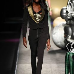 Traje negro con solapas doradas de Ion Fiz colección otoño/invierno 2018/2019 en Madrid Fashion Week